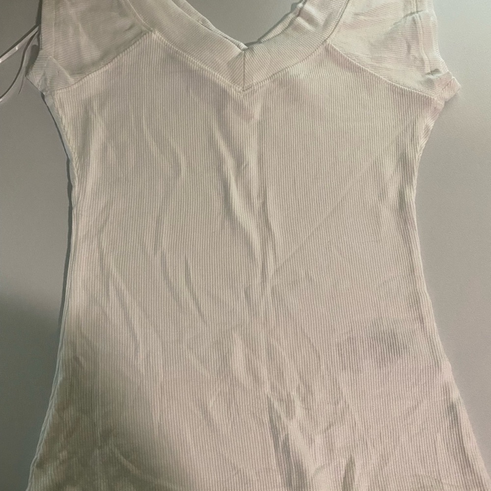 BDG Women's V-Neck Ribbed Tee - Light Pink